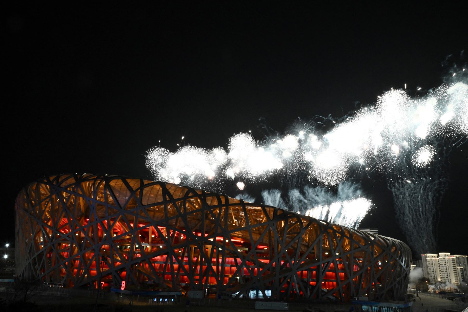 Los fuegos artificiales iluminan el cielo durante la ceremonia de apertura de los Juegos Olímpicos de Invierno de Beijing 2022. Foto: AFP