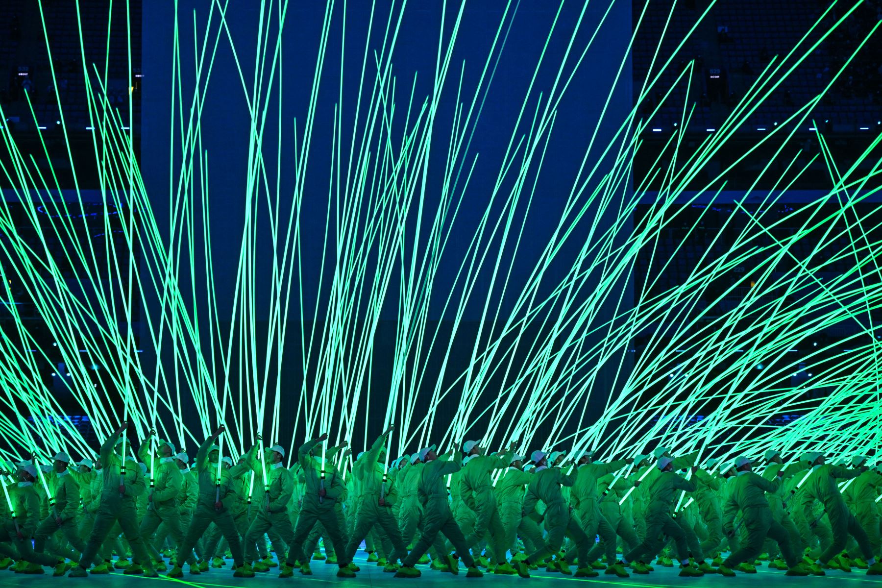 Los artistas participan en la ceremonia de apertura de los Juegos Olímpicos de Invierno de Beijing 2022, en el Estadio Nacional, conocido como el Nido de Pájaro. Foto: AFP