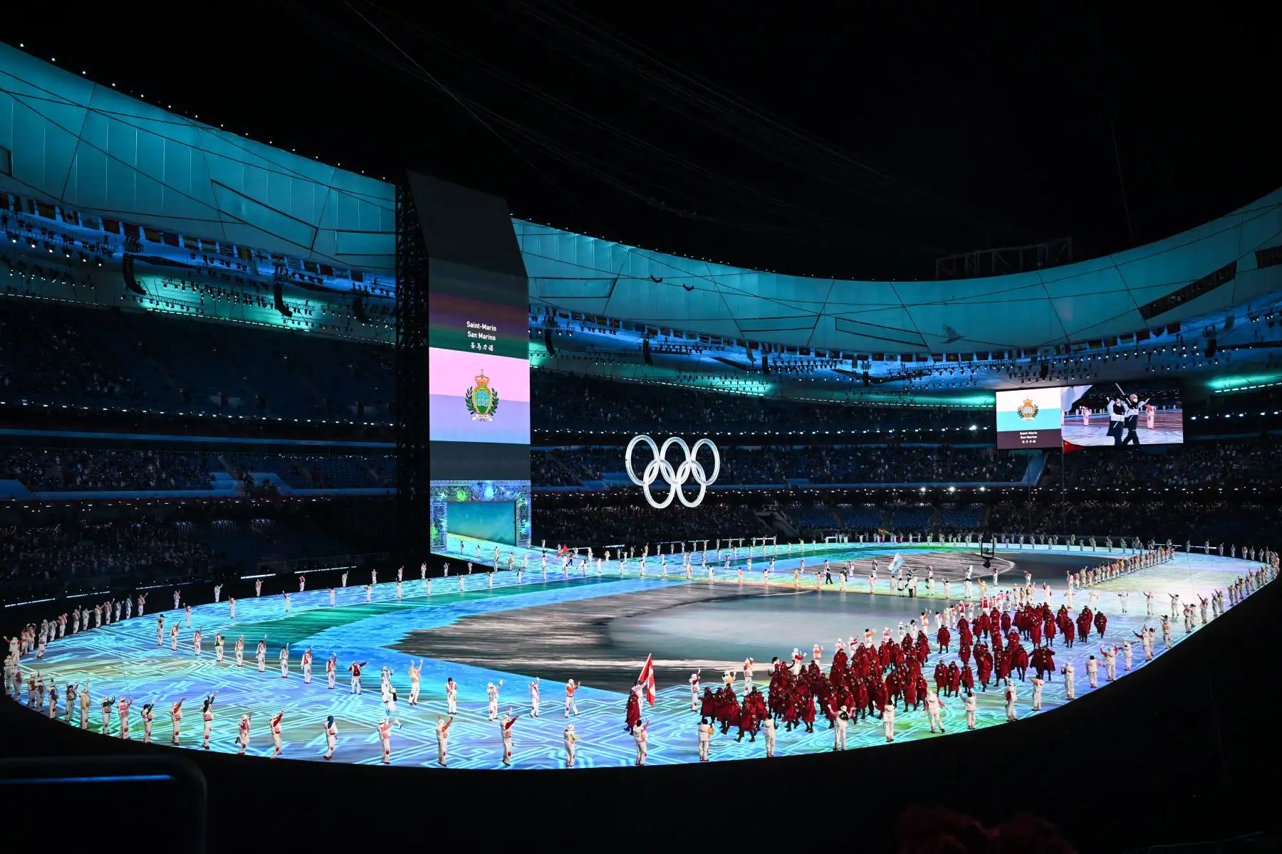 Delegaciones participan en el desfile de atletas durante la ceremonia de apertura de los Juegos Olímpicos de Invierno de Beijing 2022. Foto: AFP
