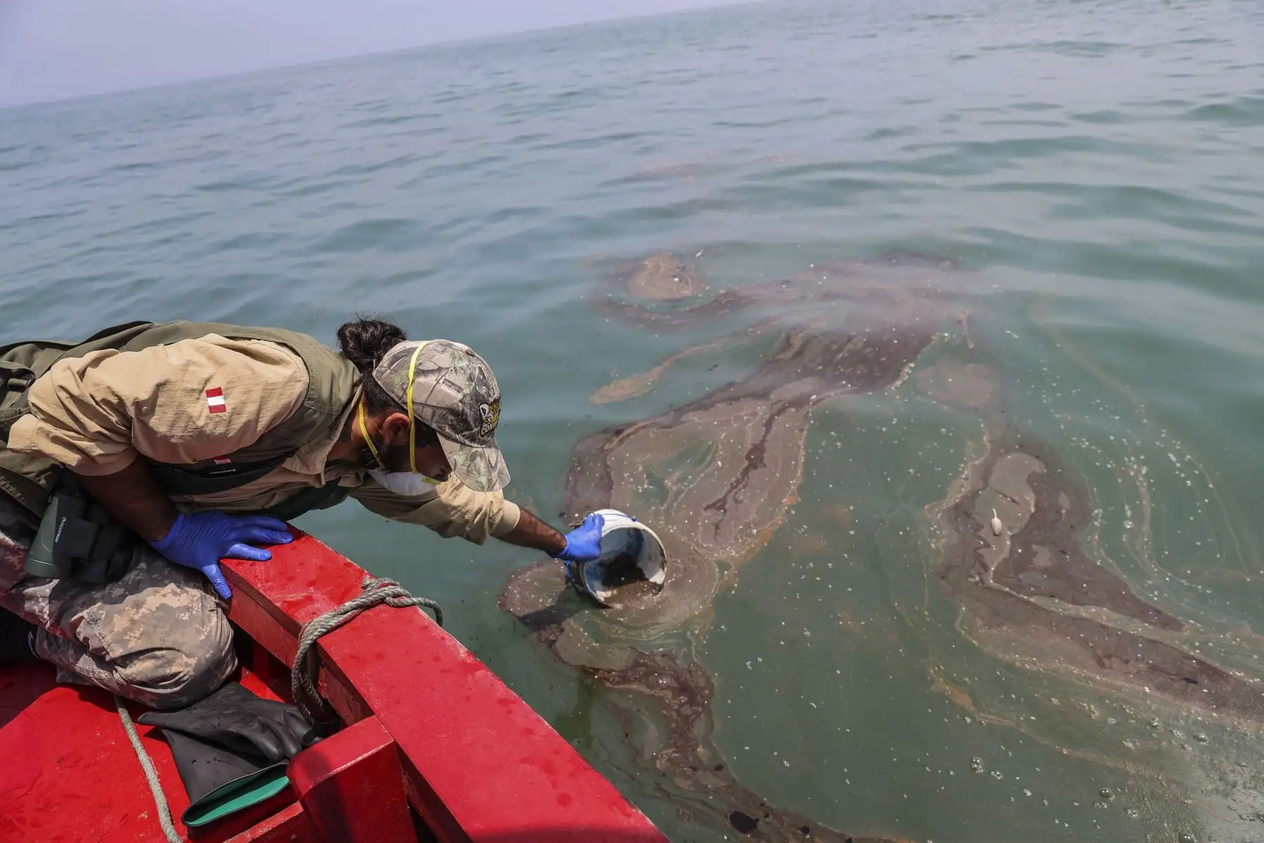A casi 20 días del derrame de petróleo en la costa norte de Lima, se pueden encontrar manchas de petróleo en altamar, que son fotografiadas y marcada por gps diariamente, para  tener datos estadísticos de lo que significa la afectación.
Foto: ANDINA/Andrés Valle