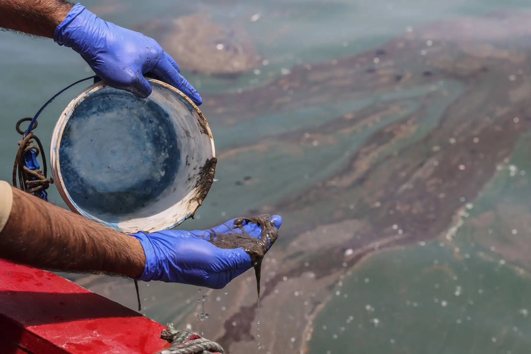 A casi 20 días del derrame de petróleo en la costa norte de Lima, se pueden encontrar manchas de petróleo en altamar, que son fotografiadas y marcada por gps diariamente, para  tener datos estadísticos de lo que significa la afectación.
Foto: ANDINA/Andrés Valle