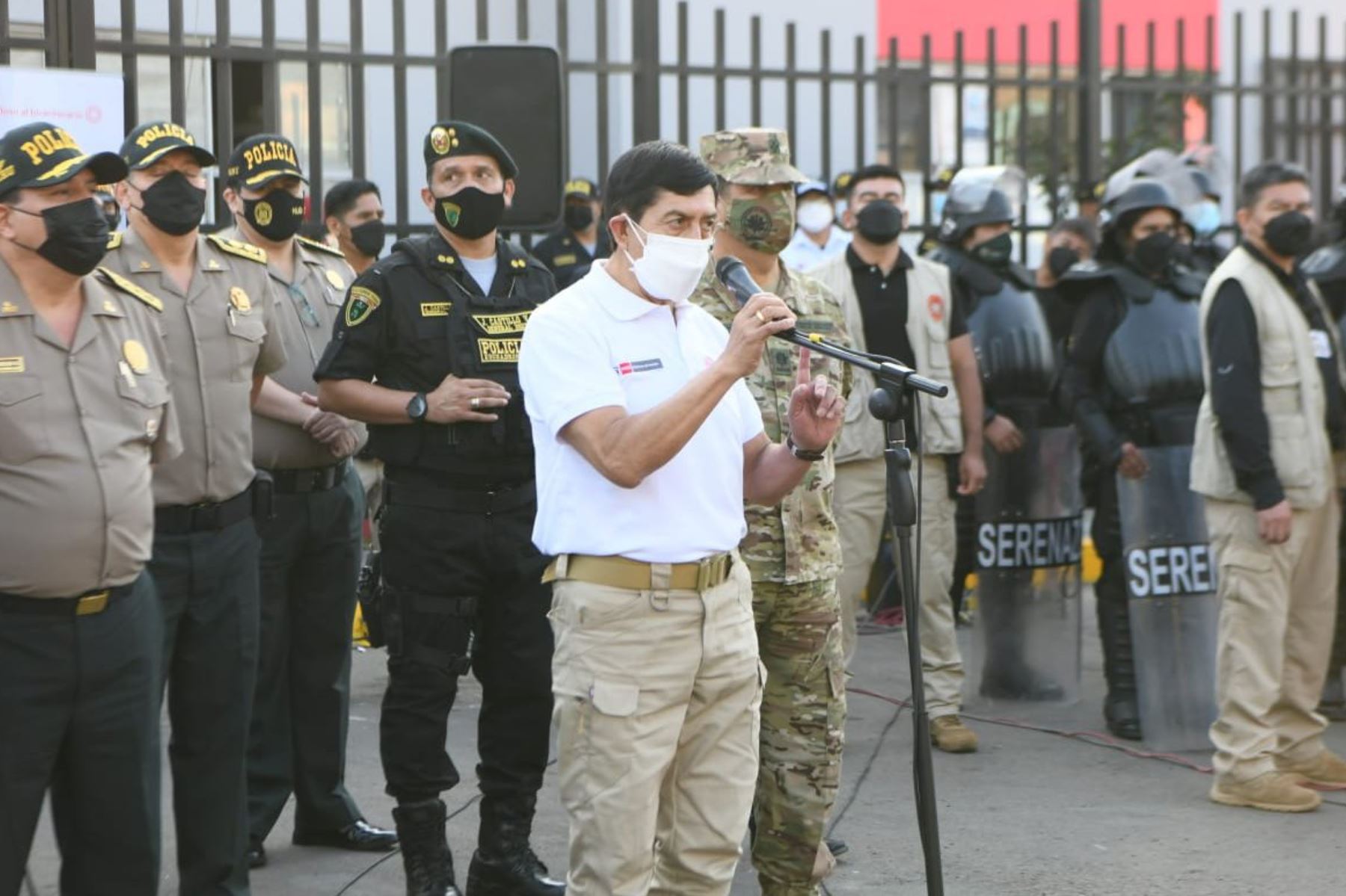 Desde San Martín de Porres, el ministro Alfonso Chávarry presenta el plan de acción conjunto entre la Policía Nacional del Perú, el Comando Conjunto de las Fuerzas Armadas del Perú y municipios para combatir a la delincuencia en Lima Metropolitana y Callao.