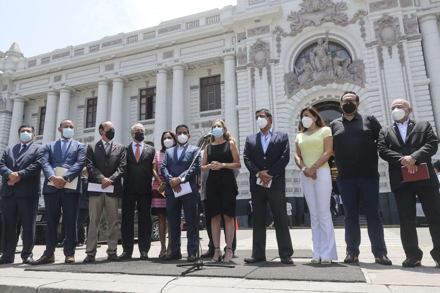 Conferencia de prensa encabezada por la presidenta del poder legislativo Maricarmen Alva y miembros de diferentes bancadas. Foto: Congreso
