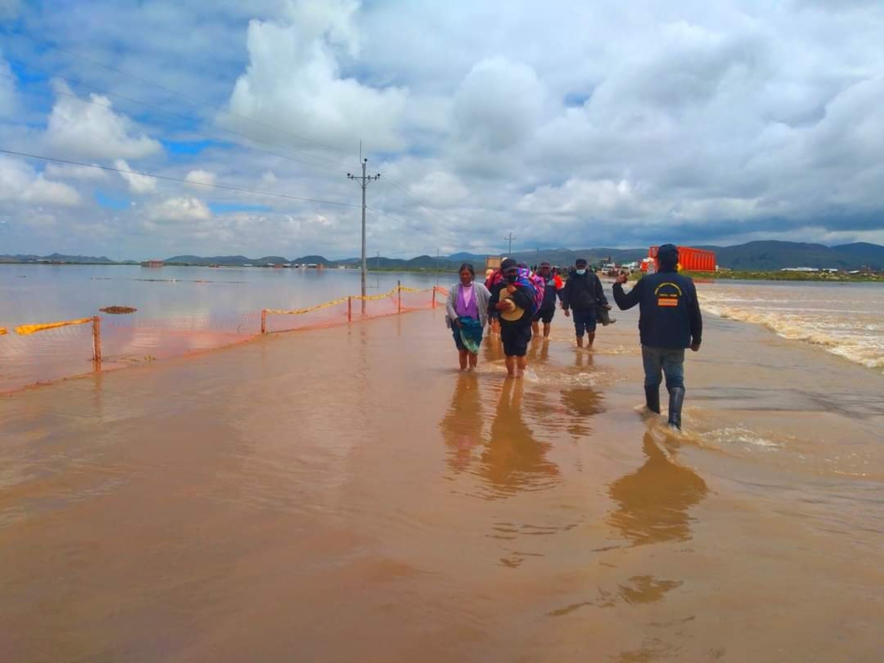 El desborde del río Coata deja un muerto y 200 familias afectadas luego de que sus viviendas y terrenos de cultivo resultaran inundados en la provincia de Puno. Foto: ANDINA/difusión.