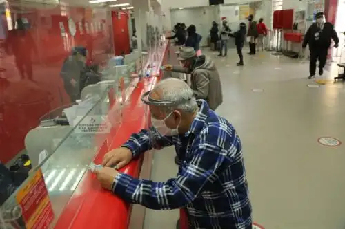 Jubilado recibiendo su pensión. ANDINA/Difusión