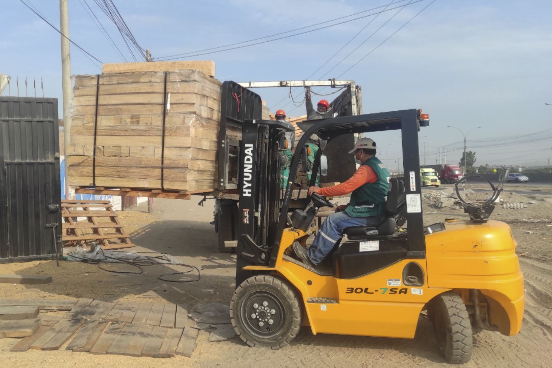 La madera transferida por el Serfor facilitará la preparación de alimentos para familias vulnerables. Foto: ANDINA/difusión.