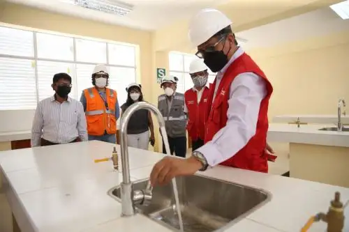 El ministro de Educación, Rosendo Serna, visitó un colegio en el centro poblado San Isidro, en Cañete. Foto: ANDINA/difusión.