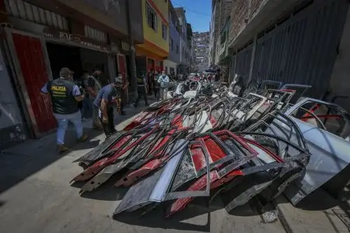 La Policía Nacional del Perú desarrollo exitoso megaoperativo e incautó 1,000 tanques de gasolina, 1,200 bombas de gasolina, 650 puertas, 540 guardafangos, 182 parachoques, 380 maleteras y 421 capós. . ANDINA/ Mininter