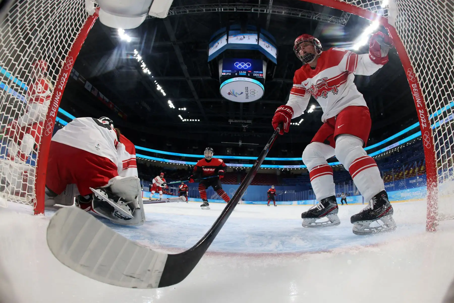 Las jugadoras de Dinamarca defienden su portería durante el partido del grupo B de la ronda preliminar femenina de la competencia de hockey sobre hielo de los Juegos Olímpicos de Invierno de Beijing 2022 contra Japón, en el Centro Deportivo Wukesong en Beijing.
Foto: AFP