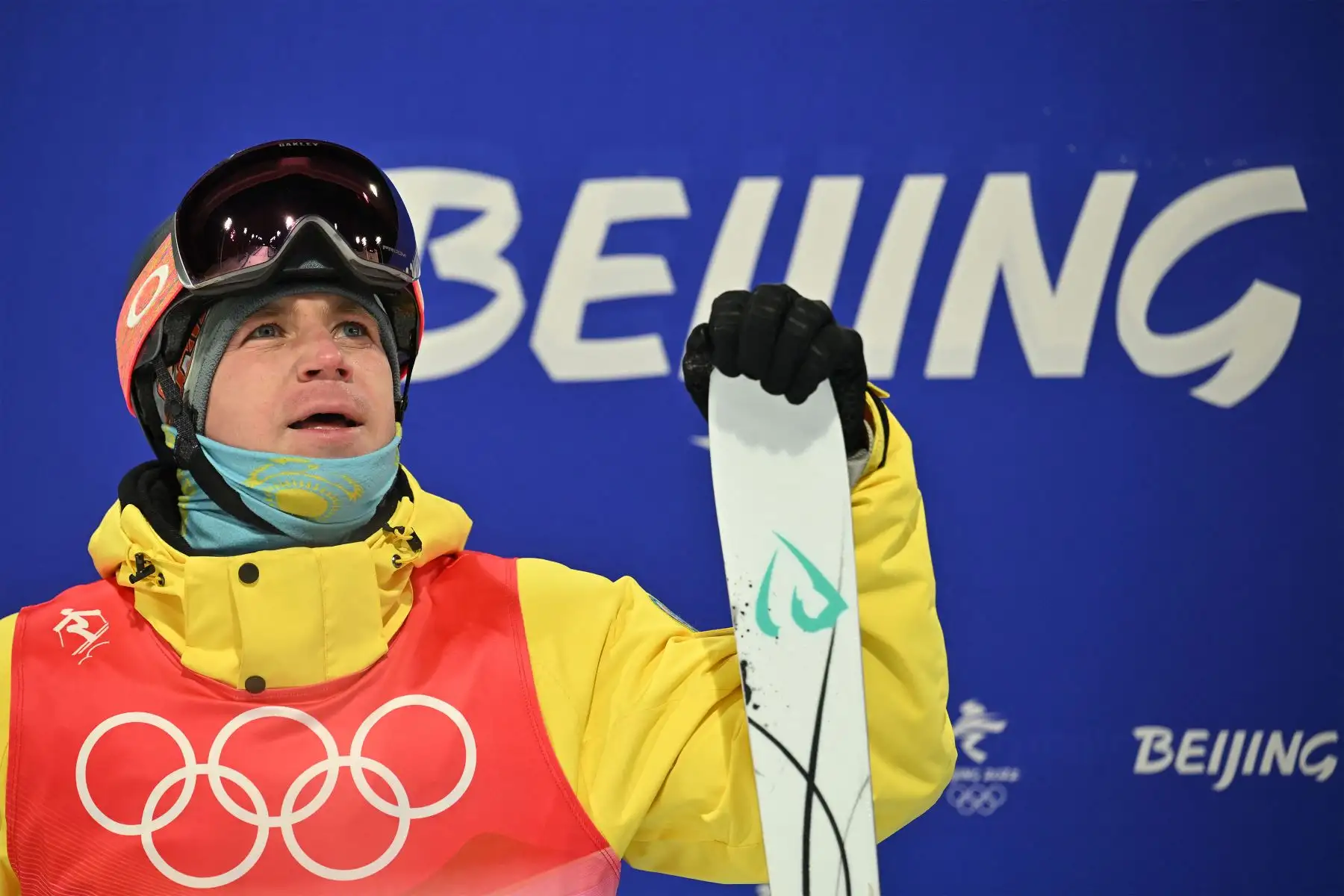 Dmitriy Reikherd de Kazajstán observa mientras compite en la final de magnates masculinos de esquí estilo libre durante los Juegos Olímpicos de Invierno de Beijing 2022.
Foto: AFP