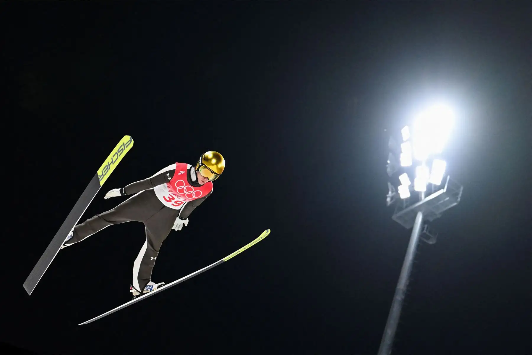 La eslovena Ursa Bogataj compite en la primera ronda individual de salto de esquí femenino Normal Hill, el 5 de febrero de 2022 en el Centro Nacional de Salto de Esquí de Zhangjiakou, durante los Juegos Olímpicos de Invierno de Beijing 2022. 
Foto: AFP