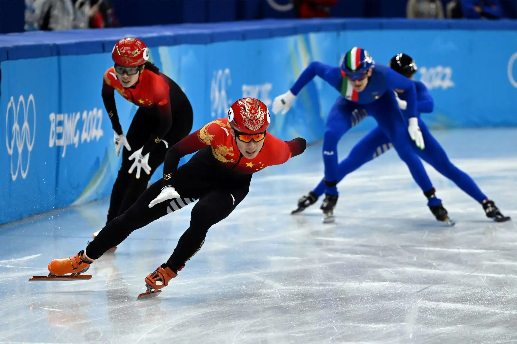Ren Ziwei de China compite en la final A del evento de patinaje de velocidad en pista corta de relevo por equipos mixtos durante los Juegos Olímpicos de Invierno de Beijing 2022 en el Capital Indoor Stadium en Beijing.
Foto: AFP