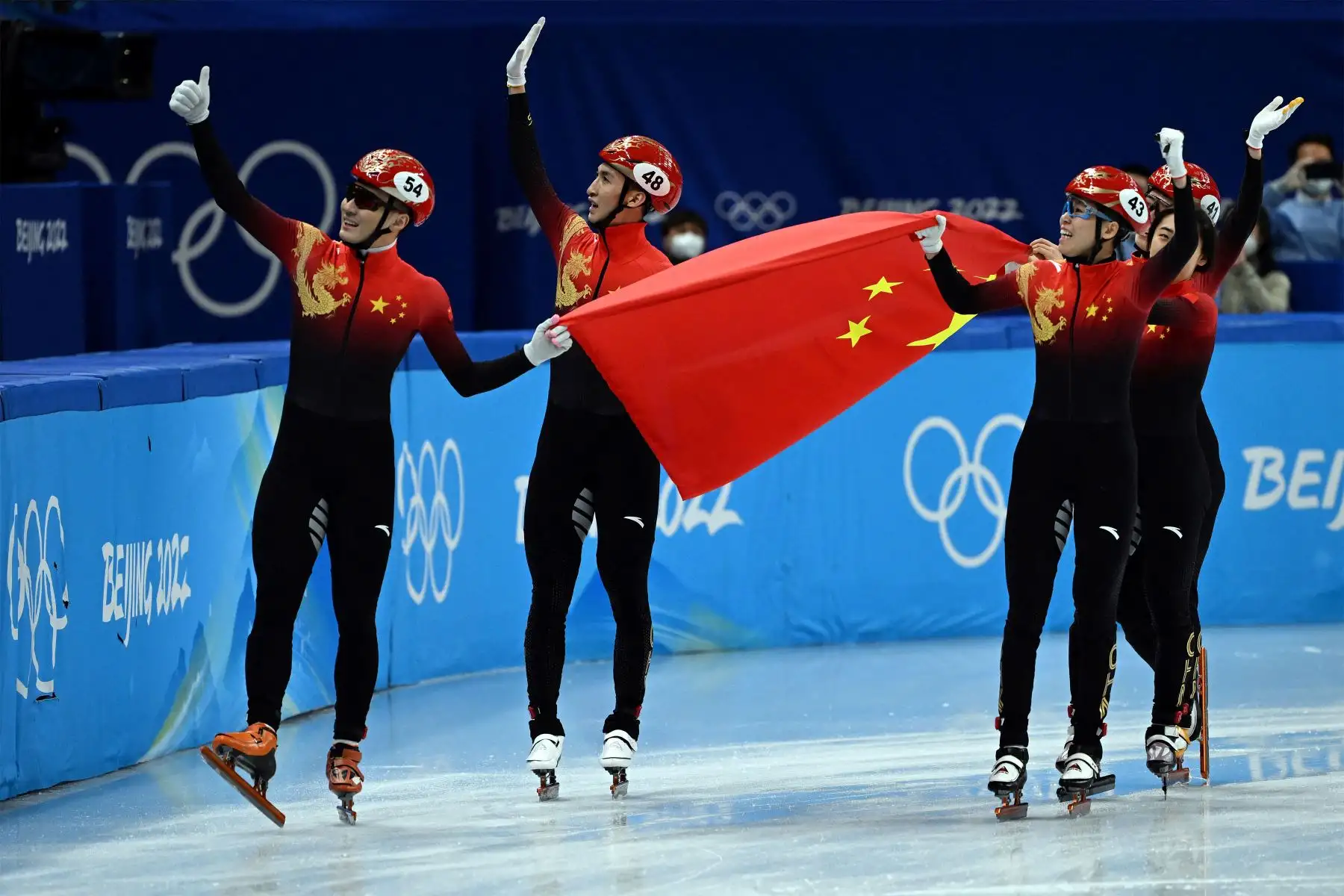 Ren Ziwei de China , Wu Dajing de China , Fan Kexin de China  y Qu Chunyu de China celebran la victoria en la final A del evento de patinaje de velocidad en pista corta de relevo por equipos mixtos durante los Juegos Olímpicos de Invierno de Beijing 2022.
Foto: AFP