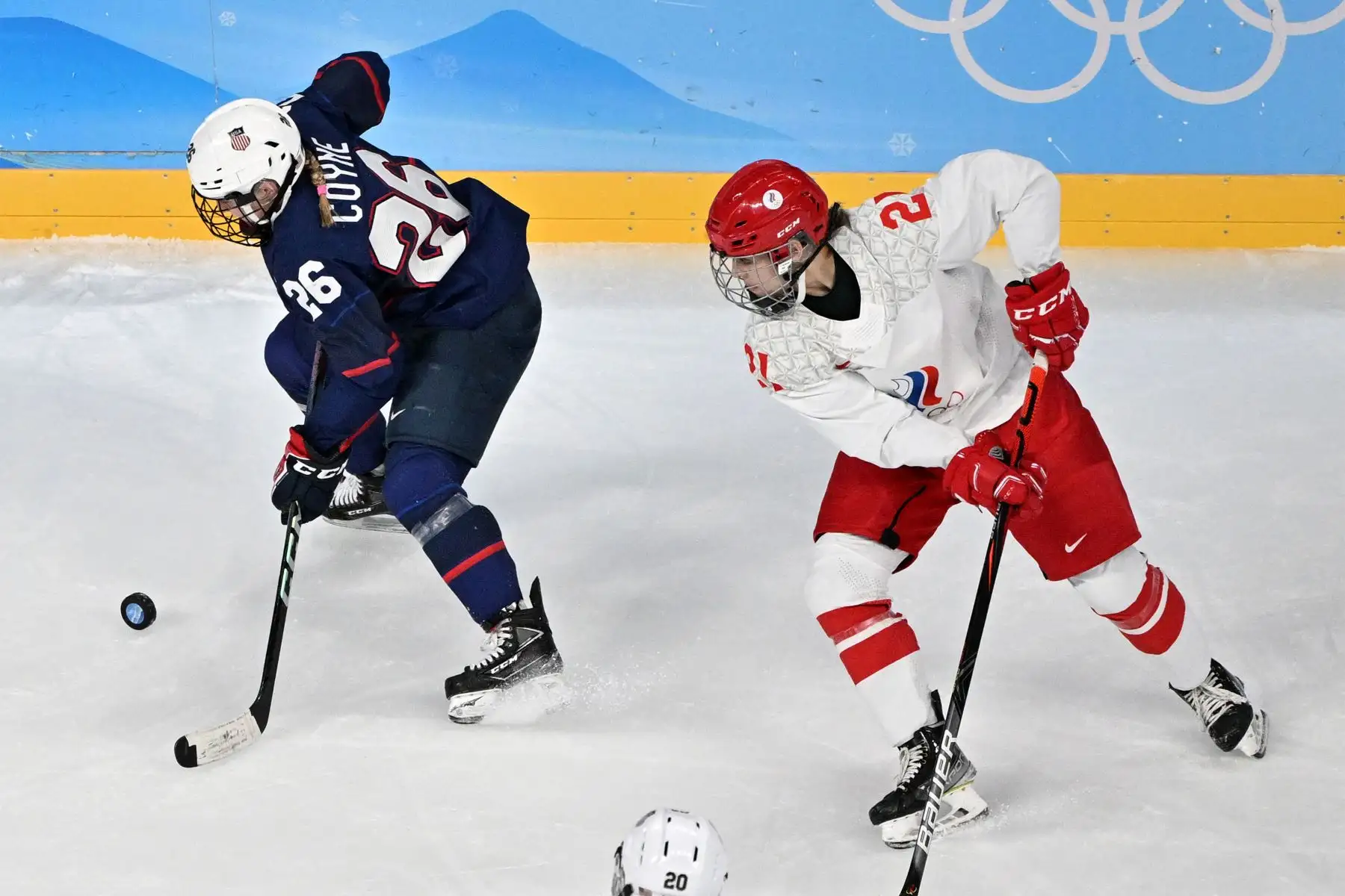 La estadounidense Kendall Coyne Schofield (izquierda) es desafiada por Polina Bolgareva, del Comité Olímpico Ruso, durante el partido de la ronda preliminar femenina del grupo A de la competencia de hockey sobre hielo de los Juegos Olímpicos de Invierno de Beijing 2022.
Foto: AFP