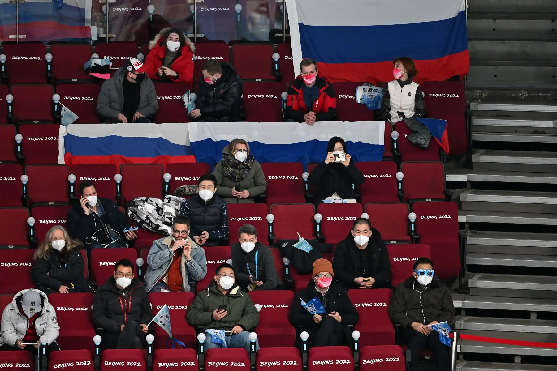Espectadores con banderas de Rusia observan el partido del grupo A de la ronda preliminar femenina de la competencia de hockey sobre hielo de los Juegos Olímpicos de Invierno de Beijing 2022 entre Estados Unidos y jugadores del Comité Olímpico de Rusia, en el Centro Deportivo Wukesong en Beijing.
Foto: AFP