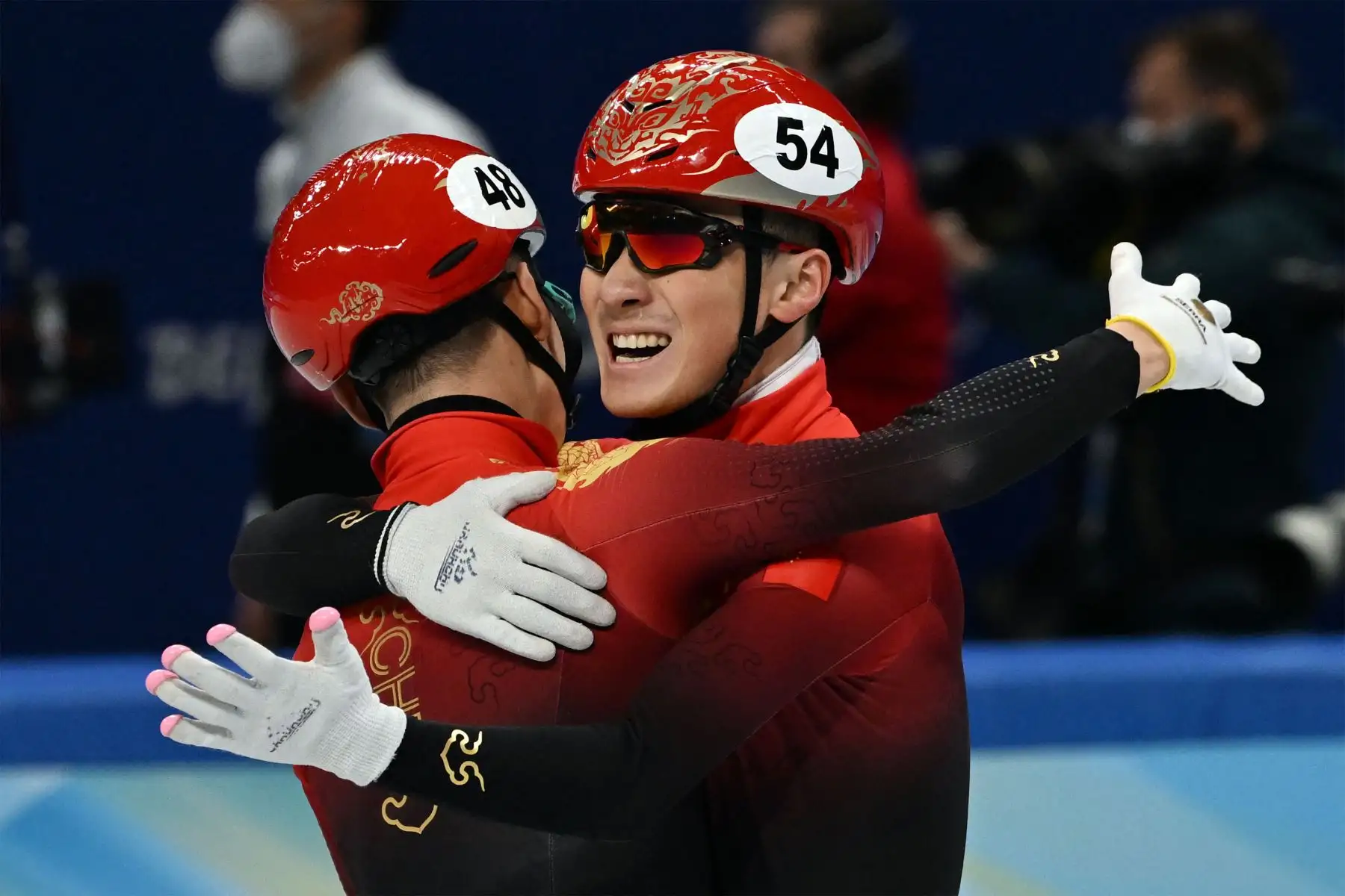 LR) Wu Dajing de China y Ren Ziwei de China celebran la victoria en la final A del evento de patinaje de velocidad en pista corta de relevo por equipos mixtos durante los Juegos Olímpicos de Invierno de Beijing 2022.
Foto: AFP