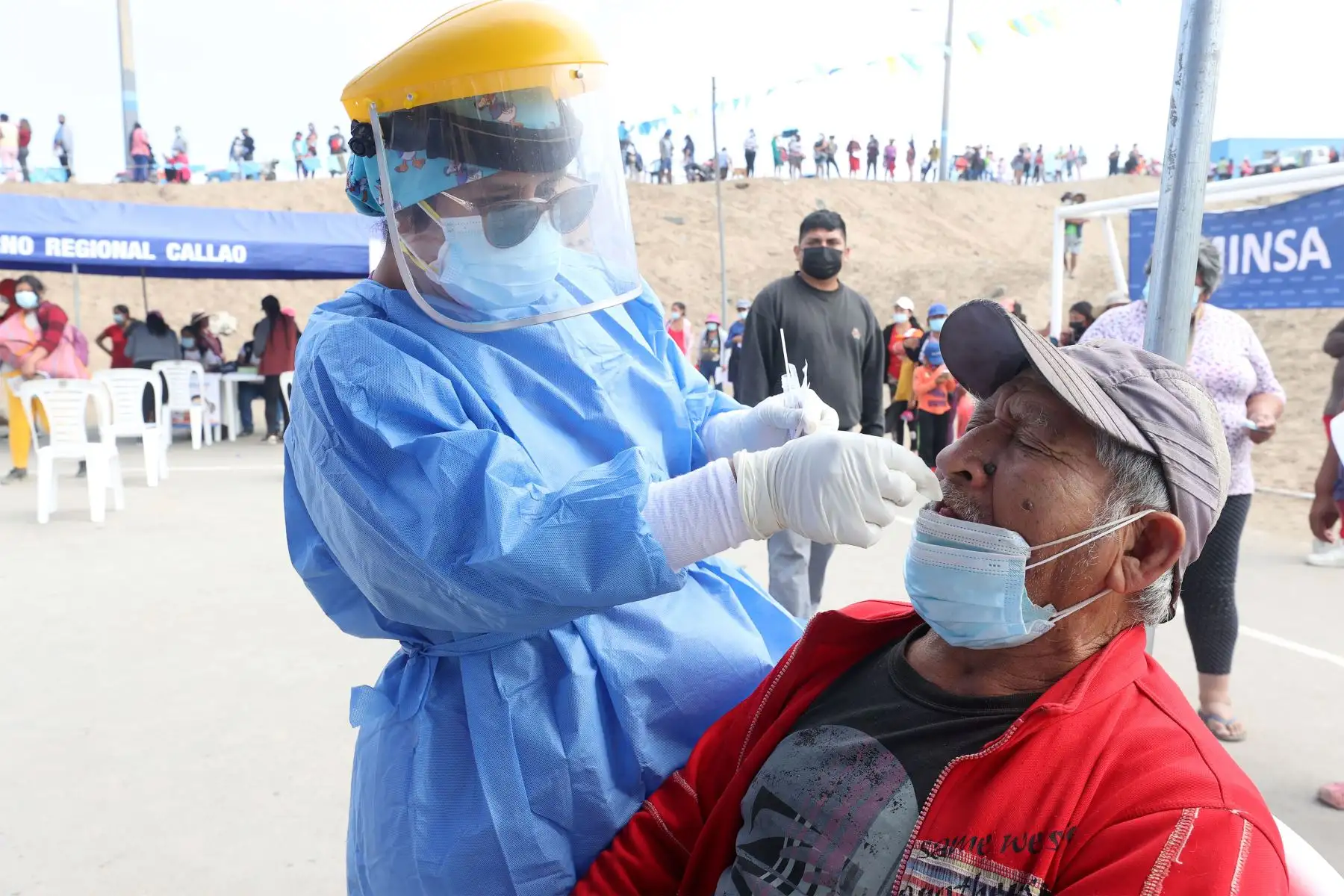 Ministerio de Salud realiza campaña de salud para atender a pobladores de Centro Cultural del AAHH Puerto Pachacútec - Ventanilla afectados por el derrame de petróleo.
Foto: ANDINA/Vidal Tarqui