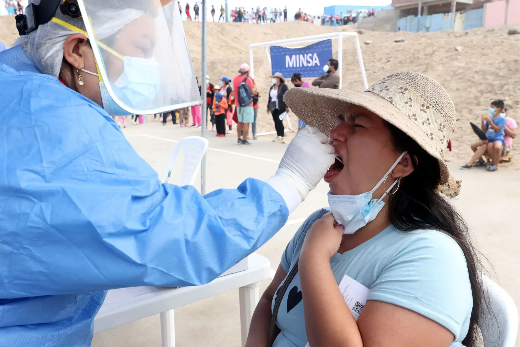 Ministerio de Salud realiza campaña de salud para atender a pobladores de Centro Cultural del AAHH Puerto Pachacútec - Ventanilla afectados por el derrame de petróleo.
Foto: ANDINA/Vidal Tarqui