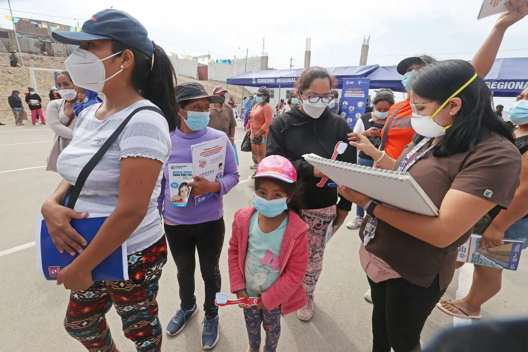 Ministerio de Salud realiza campaña de salud para atender a pobladores de Centro Cultural del AAHH Puerto Pachacútec - Ventanilla afectados por el derrame de petróleo.
Foto: ANDINA/Vidal Tarqui