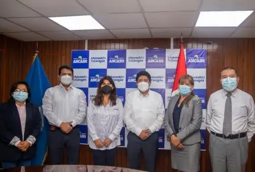 Con la finalidad de brindar las garantías para un retorno seguro a las clases presenciales, así como el buen desarrollo de las labores semipresenciales, el gobernador regional de Áncash, Henry Borja Cruzado, sostuvo una reunión de trabajo con la directora de Educación Primaria del Ministerio de Educación, Cecilia Estrada Vargas de la Torre.