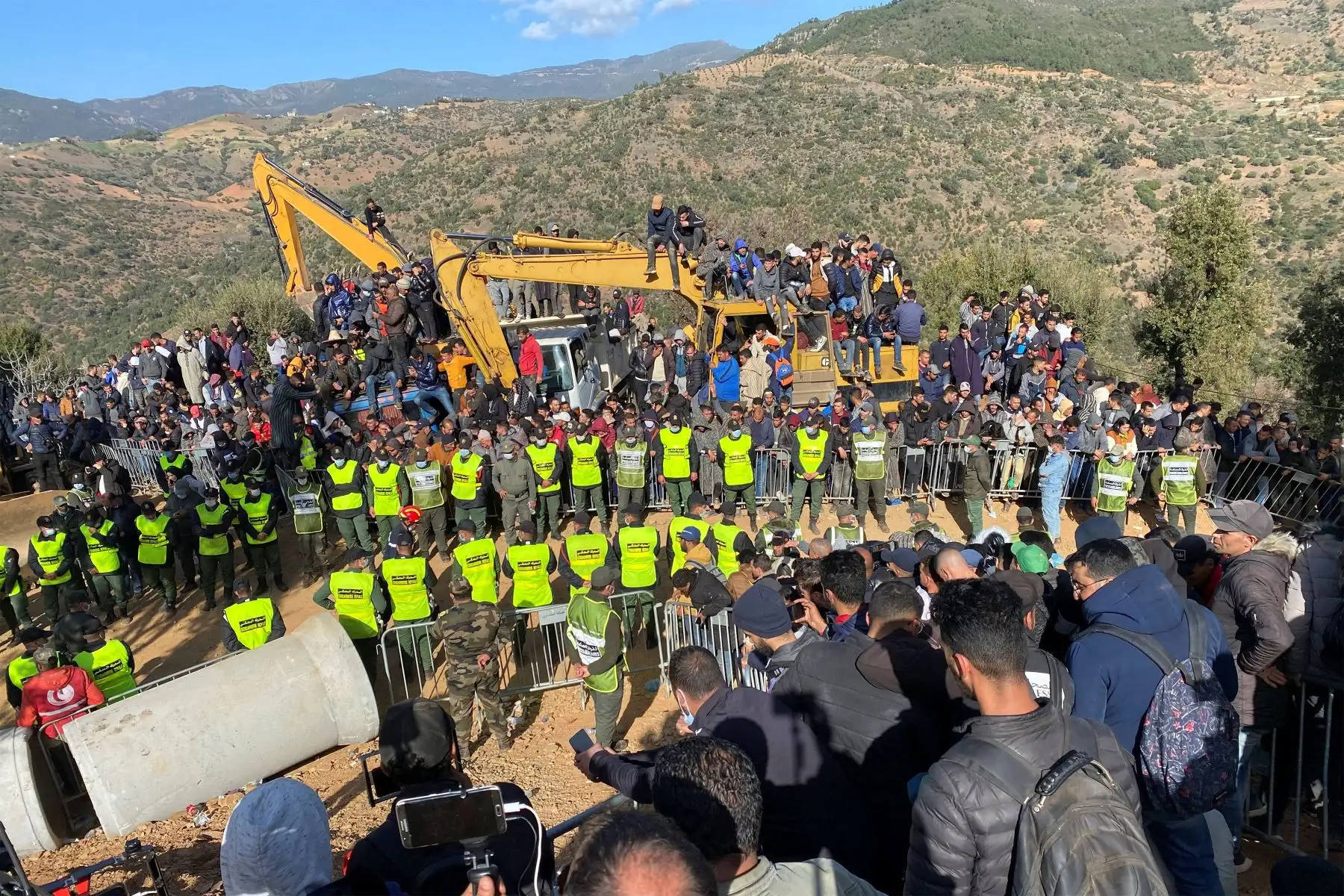 Los equipos de rescate marroquíes están a punto de sacar al niño Rayan, de cinco años, del fondo de un pozo estrecho de 32 metros de profundidad donde cayó el pasado martes, en una delicada operación. 
Foto: EFE