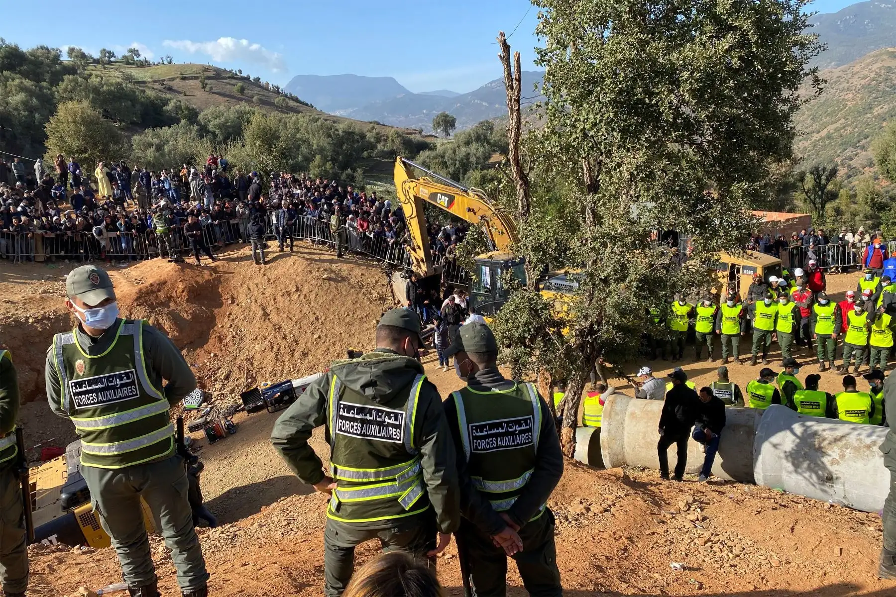 Los técnicos marroquíes acabaron la última fase de excavación horizontal para llegar al pequeño dando paso a un equipo de rescatistas que entró en el túnel para sacarlo.
Foto: EFE