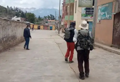 En el segundo día de las labores de búsqueda de la turista de nacionalidad belga Natasha Crombrugghe, que se extravió en el valle del Colca, en la región Arequipa, los equipos de rescate iniciaron sus labores en la zona de Jesana para luego dirigirse hacia Sangalle, sector conocido como El Oasis.