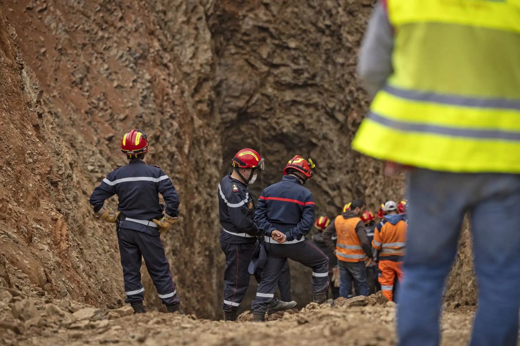 Los equipos de los servicios de emergencia marroquíes trabajan en el rescate de Rayan, un niño de cinco años, de un pozo en el que cayó el 1 de febrero, en la remota aldea de Ighrane, en la provincia rural del norte de Chefchaouen, en Marruecos.
Foto: AFP