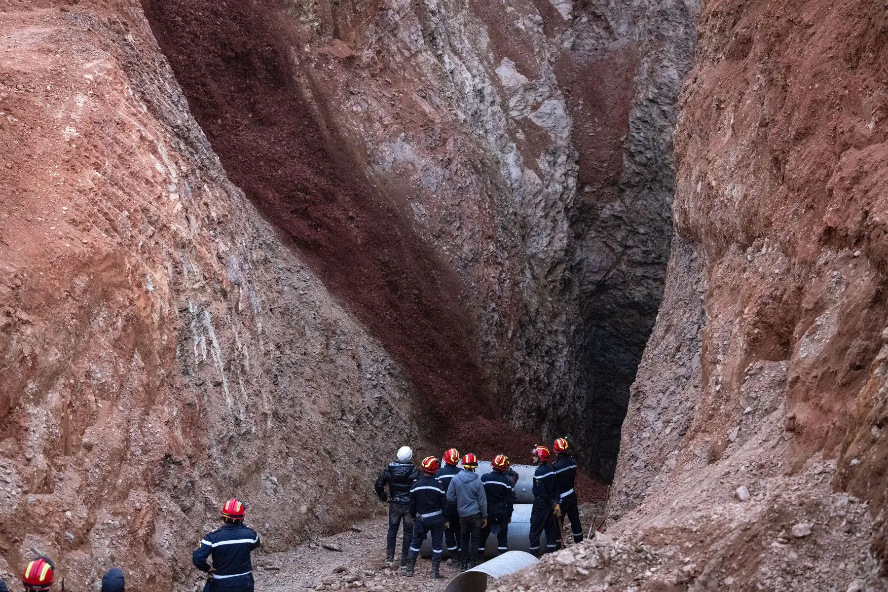Los equipos de los servicios de emergencia marroquíes trabajan en el rescate del niño de cinco años Rayan caído en un pozo.
Foto: AFP