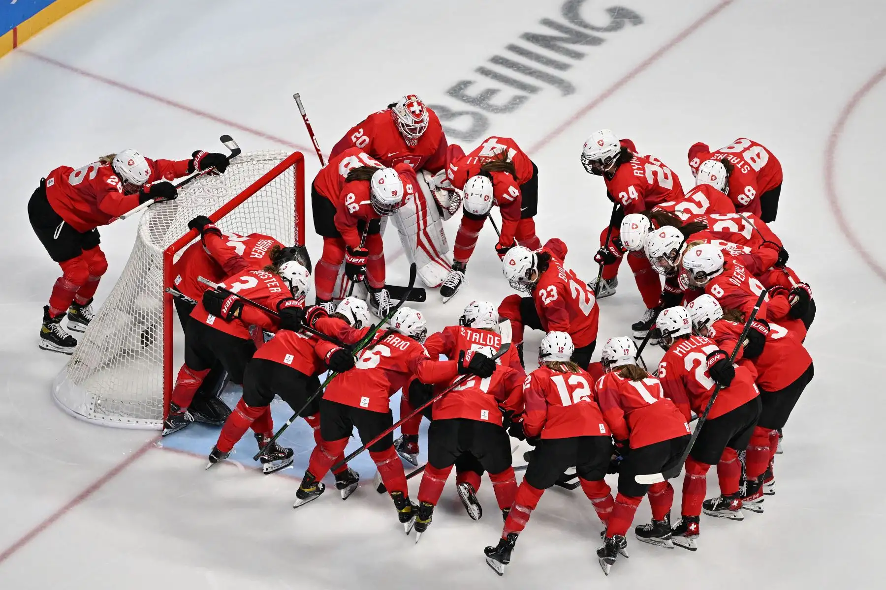 Los jugadores de Suiza se reúnen antes de su partido del grupo A de la ronda preliminar femenina de la competencia de hockey sobre hielo de los Juegos Olímpicos de Invierno de Beijing 2022 contra Estados Unidos, en el Centro Deportivo Wukesong.
Foto: AFP