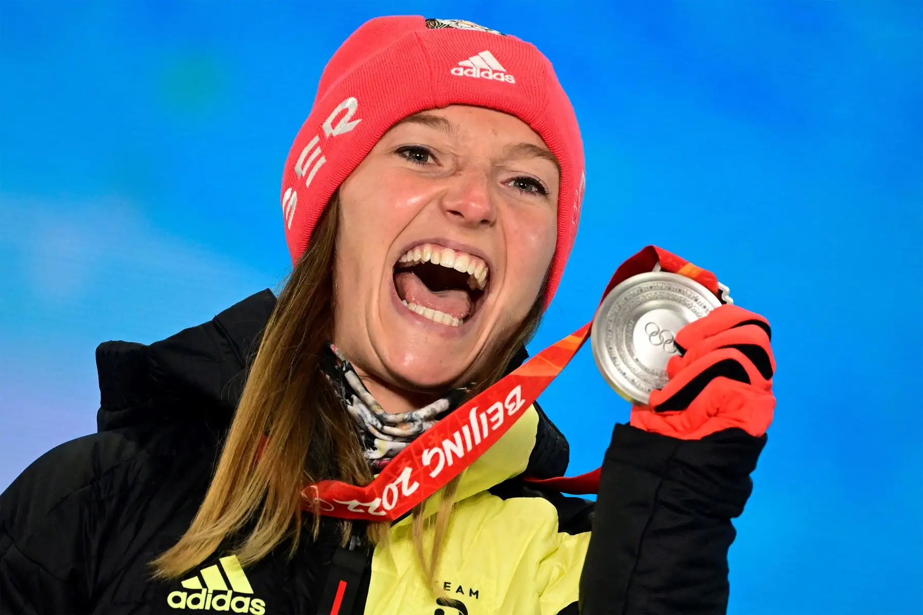 La medallista de plata de Alemania, Katharina Althaus, celebra en el podio durante la ceremonia de victoria individual de la colina normal femenina de salto de esquí femenino en la Plaza de Medallas de Zhangjiakou en Zhangjiakou.
Foto: AFP