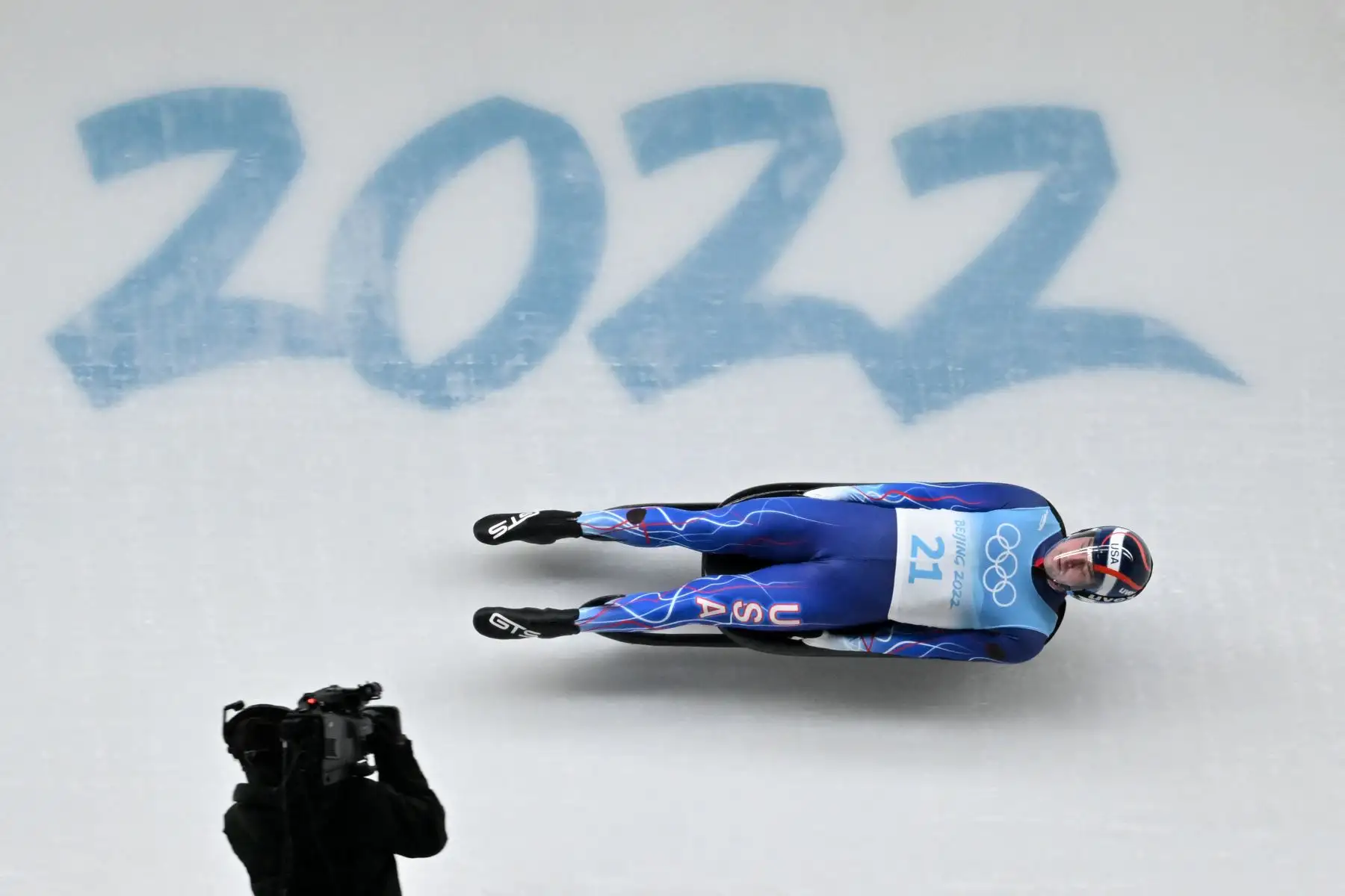 Tucker West de EE. UU. compite en el evento individual masculino de luge en el Centro Nacional de Deslizamiento de Yanqing durante los Juegos Olímpicos de Invierno de Beijing 2022.
Foto: AFP