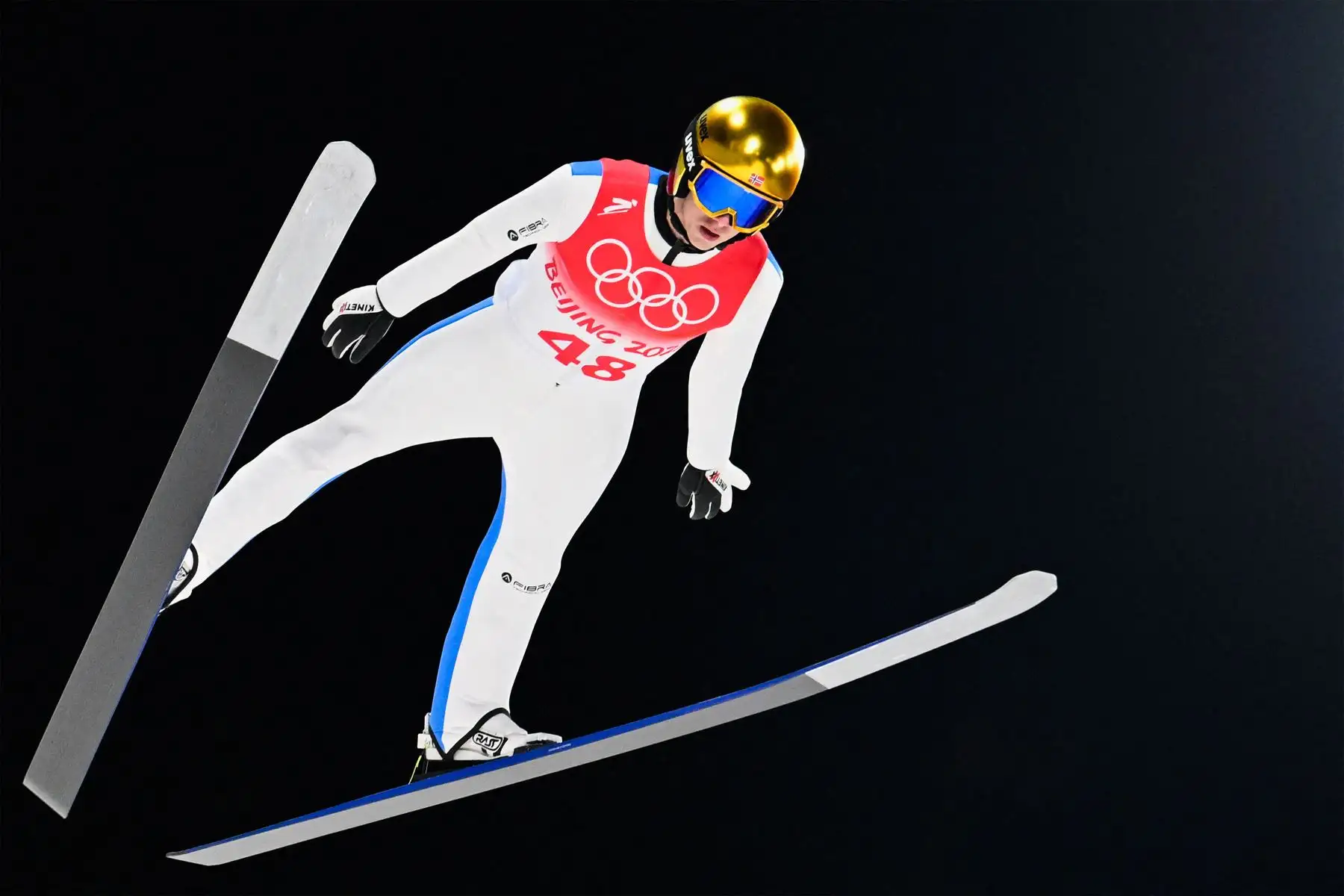 El noruego Halvor Egner Granerud compite durante la primera ronda individual de saltos de esquí masculinos Normal Hill, el 6 de febrero de 2022 en el Centro Nacional de saltos de esquí de Zhangjiakou, durante los Juegos Olímpicos de Invierno de Beijing 2022.
Foto: AFP