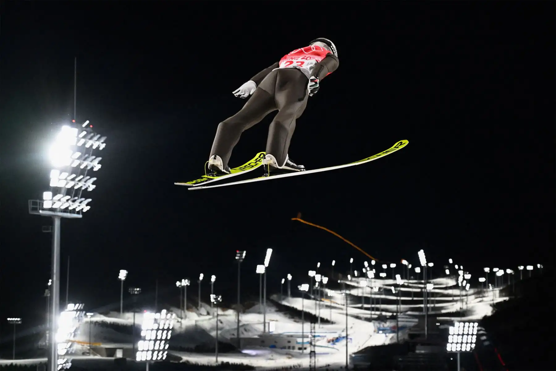 Vladimir Zografski de Bulgaria compite durante la Ronda de Pruebas Individuales de Competición Normal Hill de Hombres de Salto de Esquí el 6 de febrero de 2022 en el Centro Nacional de Salto de Esquí de Zhangjiakou durante los Juegos Olímpicos de Invierno de Beijing 2022.
Foto: AFP