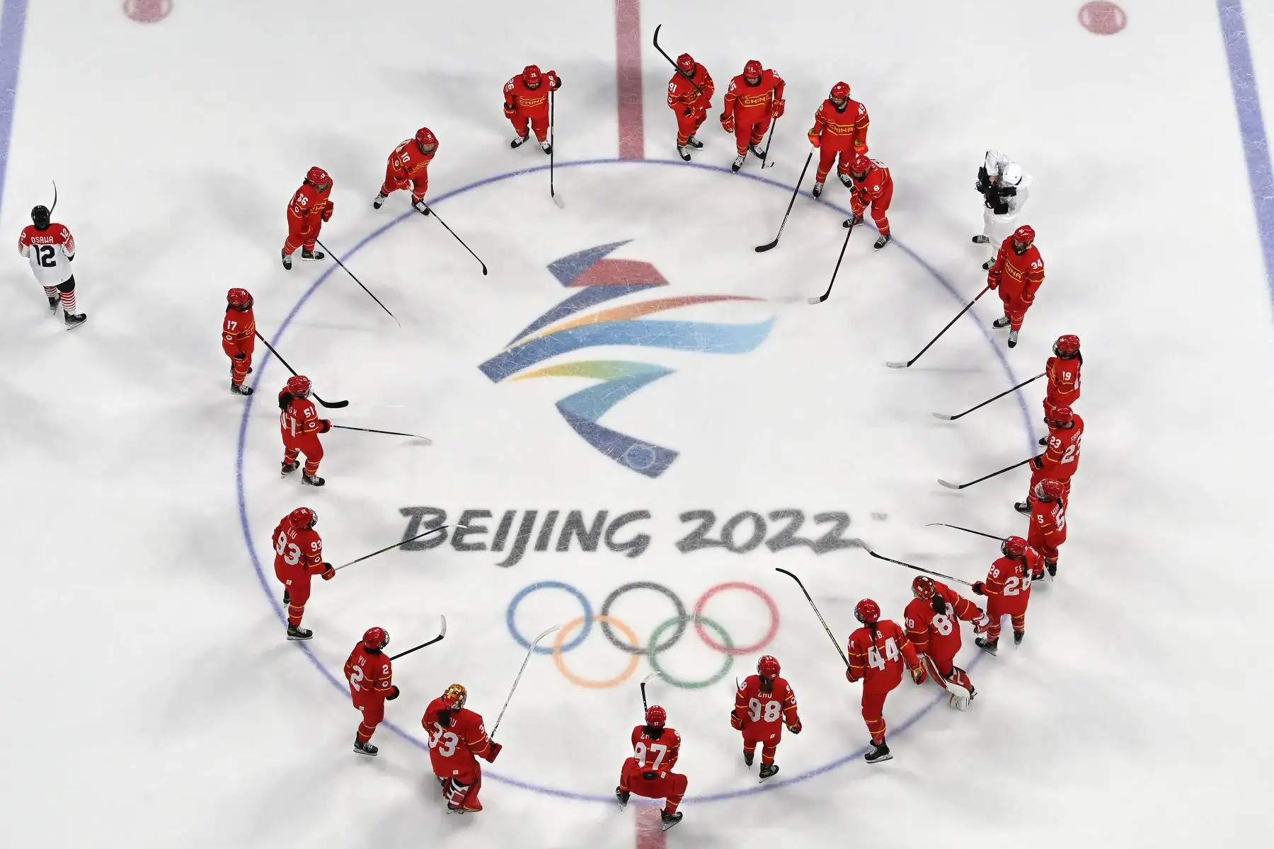 Las jugadoras de China se reúnen antes del inicio de su partido del grupo B de la ronda preliminar femenina de la competencia de hockey sobre hielo de los Juegos Olímpicos de Invierno de Beijing 2022 contra Japón, en el Centro Deportivo Wukesong.
Foto: AFP