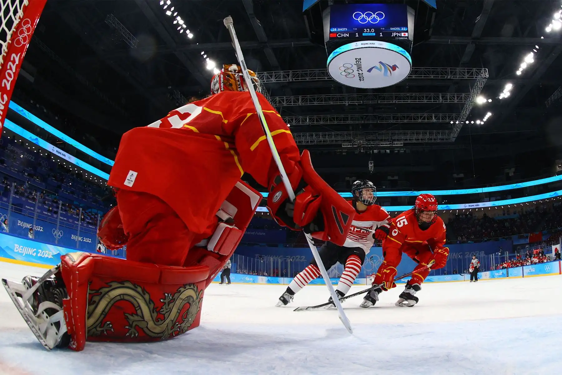 El portero de China Zhou Jiaying  y su compañero de equipo Hu Baozhen (R) defienden su objetivo durante el partido del grupo A de la ronda preliminar femenina de la competencia de hockey sobre hielo de los Juegos Olímpicos de Invierno de Beijing 2022.
Foto: AFP