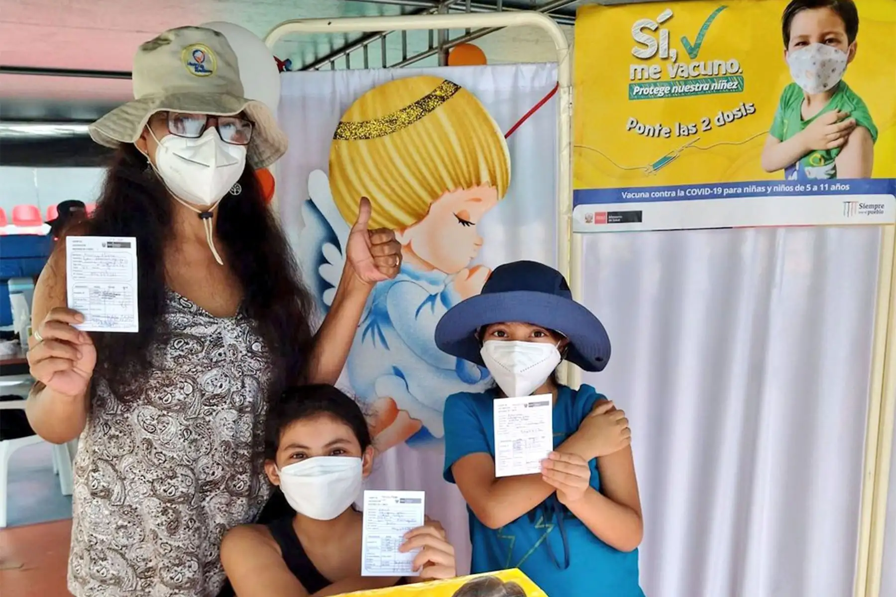 Niñas y niños acuden a la Loza Deportiva Municipal de Cieneguilla para ser vacunados contra la covid - 19.  
Foto: Minsa