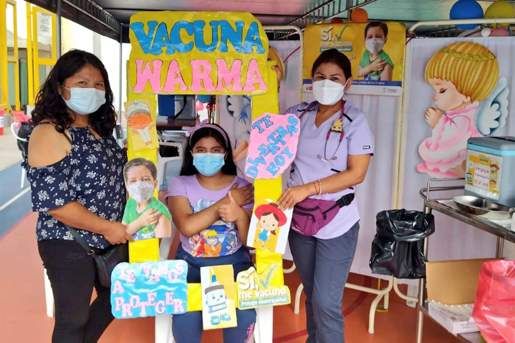 Niñas y niños acuden a la Loza Deportiva Municipal de Cieneguilla para ser vacunados contra la covid - 19.  
Foto: Minsa