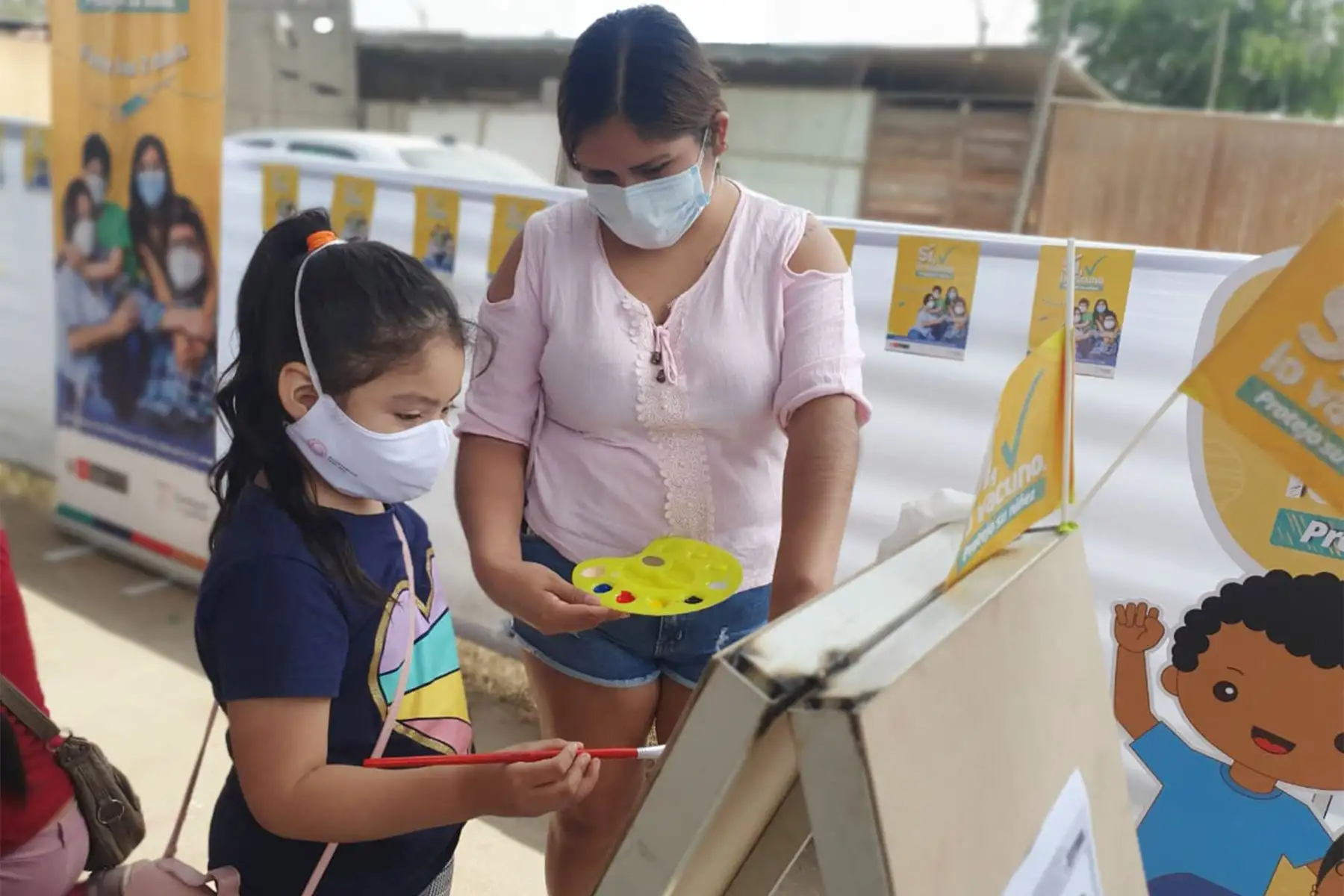 Así se vive la camapaña de vacunación contra la covid -19 en el Complejo Deportivo de Puente Piedra.
 Las niñas y niños de 5 a 11 años acuden, junto a sus padres o apoderados, a este centro para protegerse de este virus. 
Foto: Minsa