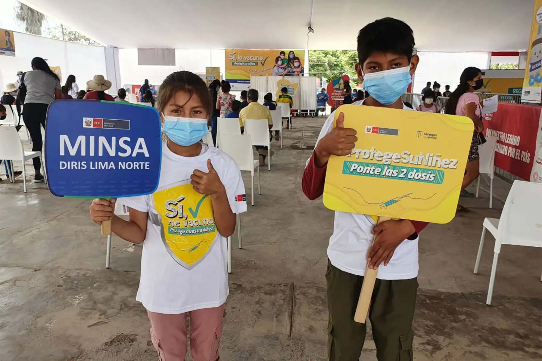 Así se vive la camapaña de vacunación contra la covid -19 en el Complejo Deportivo de Puente Piedra.
 Las niñas y niños de 5 a 11 años acuden, junto a sus padres o apoderados, a este centro para protegerse de este virus. 
Foto: Minsa