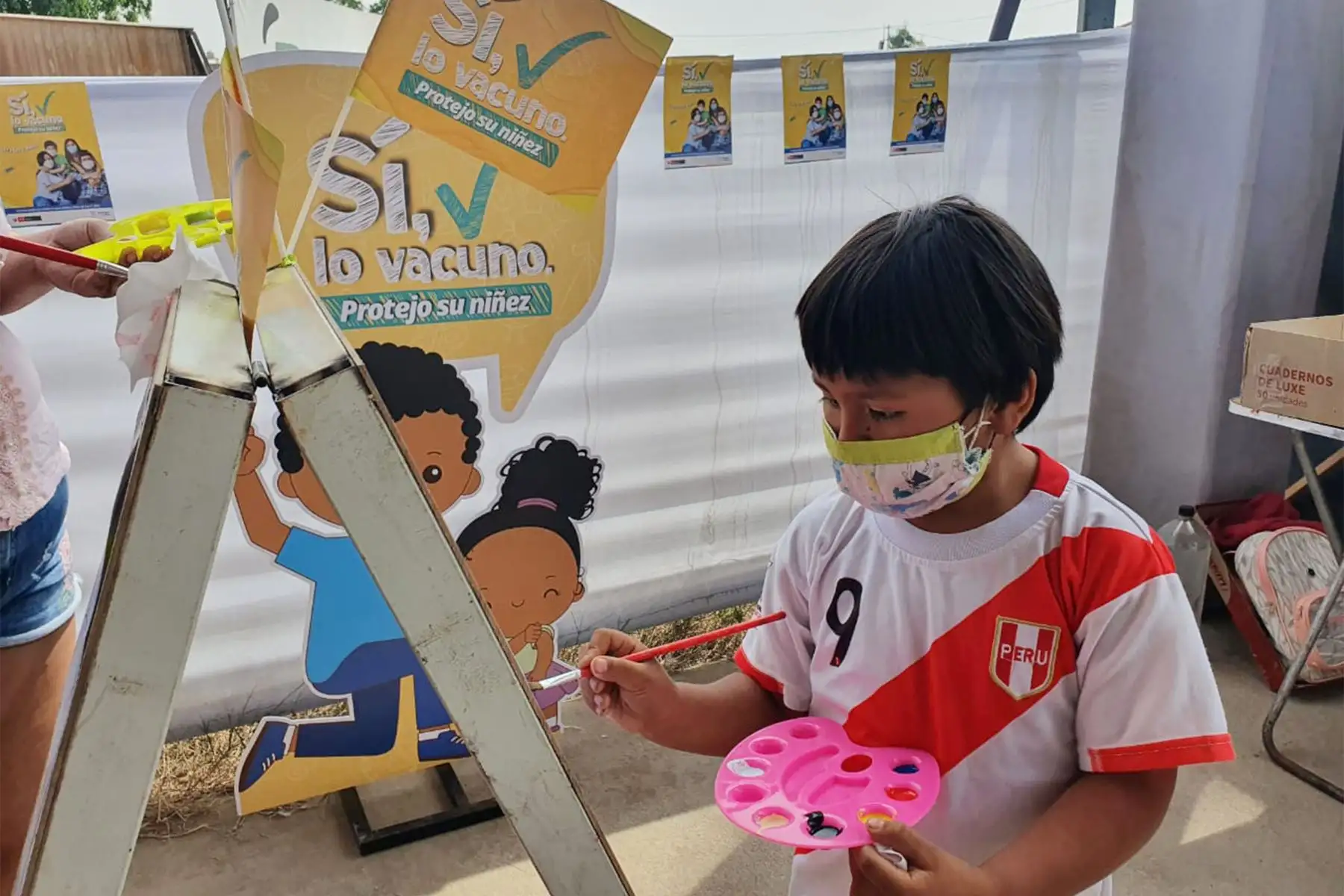 Así se vive la camapaña de vacunación contra la covid -19 en el Complejo Deportivo de Puente Piedra.
 Las niñas y niños de 5 a 11 años acuden, junto a sus padres o apoderados, a este centro para protegerse de este virus. 
Foto: Minsa