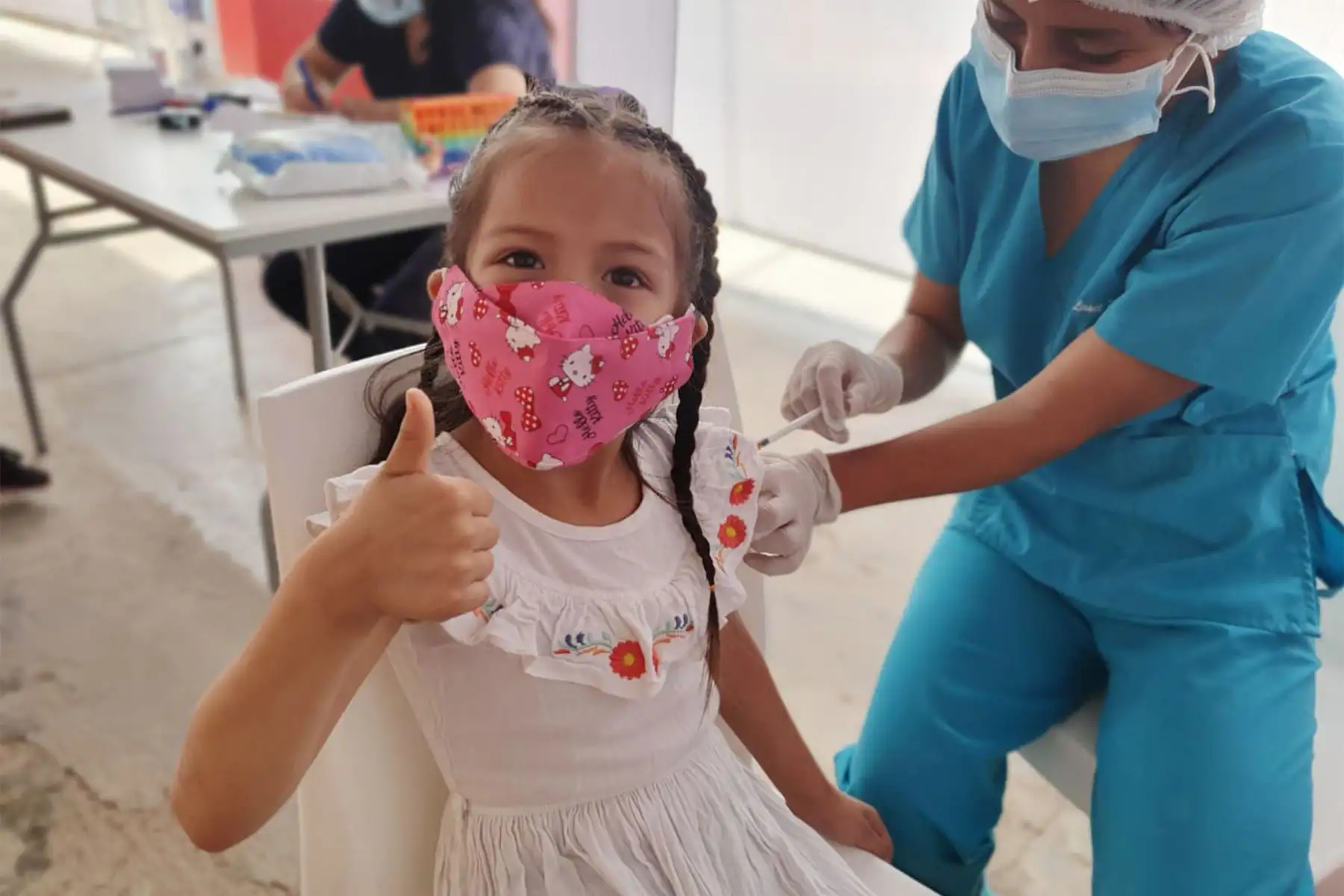Así se vive la camapaña de vacunación contra la covid -19 en el Complejo Deportivo de Puente Piedra.
 Las niñas y niños de 5 a 11 años acuden, junto a sus padres o apoderados, a este centro para protegerse de este virus. 
Foto: Minsa