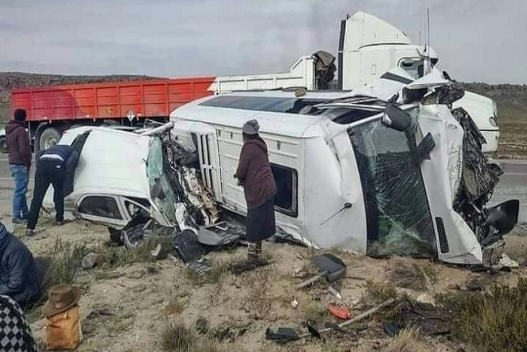Los fallecidos fueron los pasajeros del auto, incluyendo el conductor quienes aún no fueron identificados. Foto. Prmera Nota Arequipa.irme