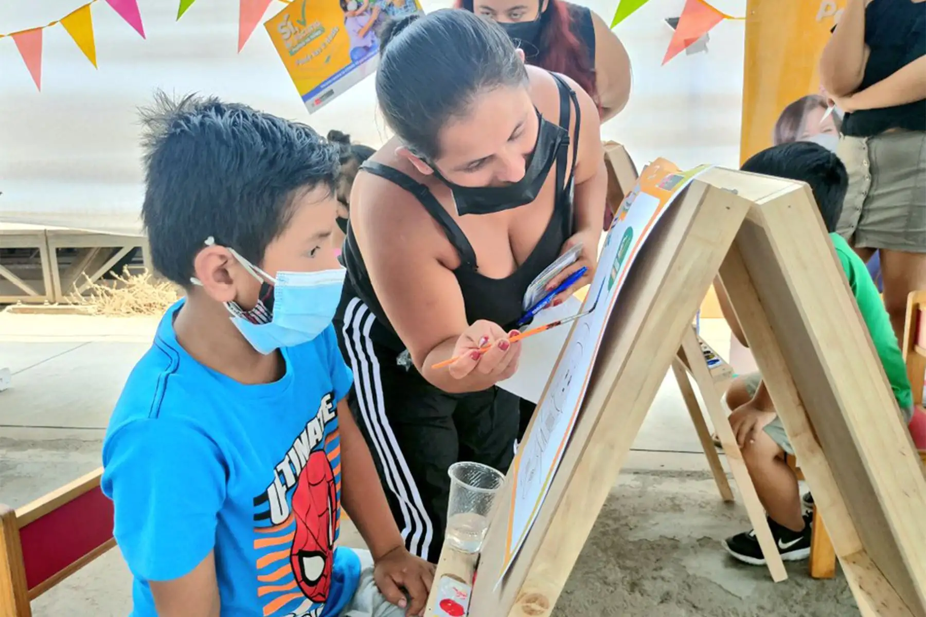En el Coliseo de la amistad Perú - Japón de Independencia se promueve  la campaña "Coloreando su vacunación" que tiene como objetivo vacunar a  las niñas y niños.
Foto: Minsa