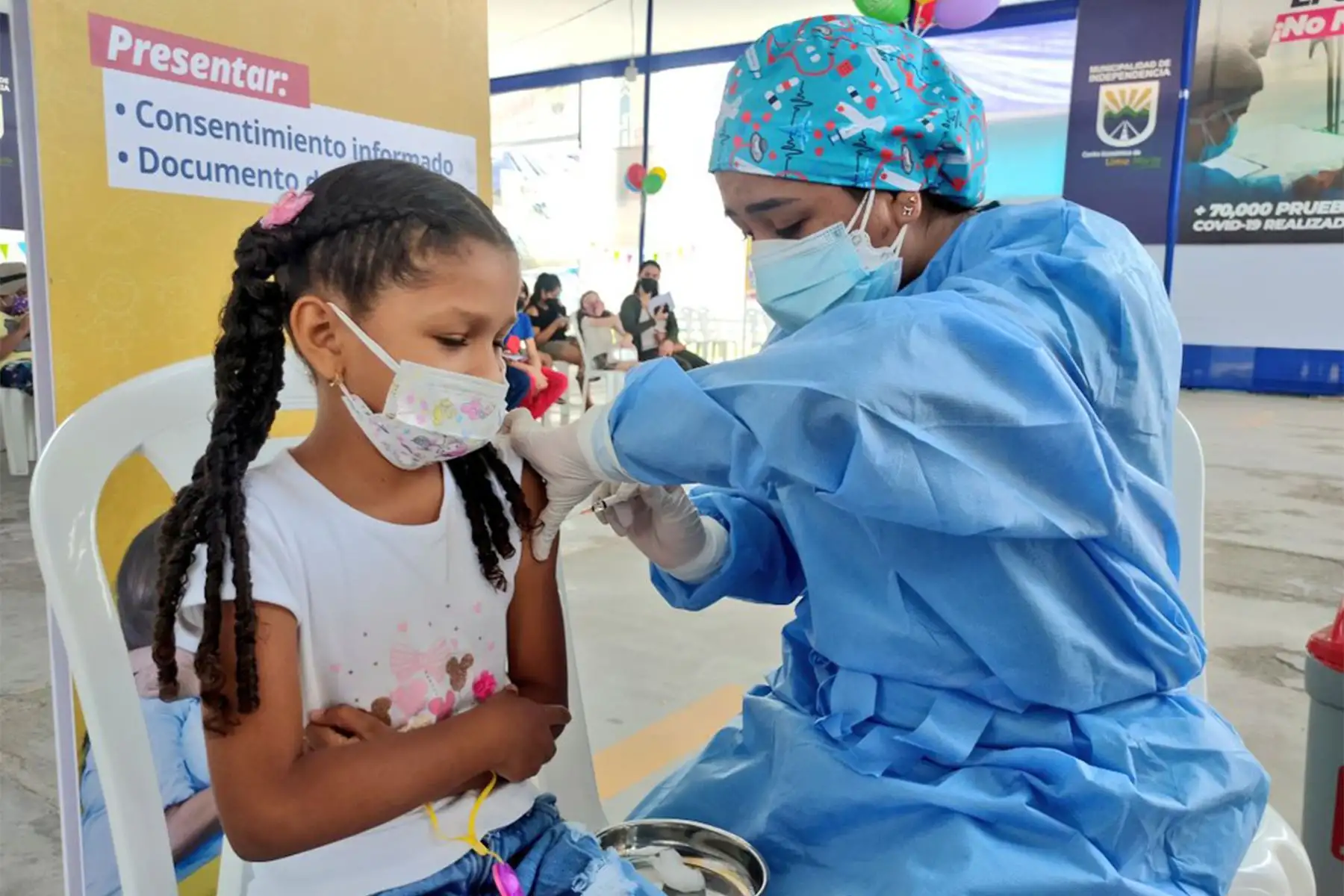 En el Coliseo de la amistad Perú - Japón de Independencia se promueve  la campaña "Coloreando su vacunación" que tiene como objetivo vacunar a  las niñas y niños.
Foto: Minsa