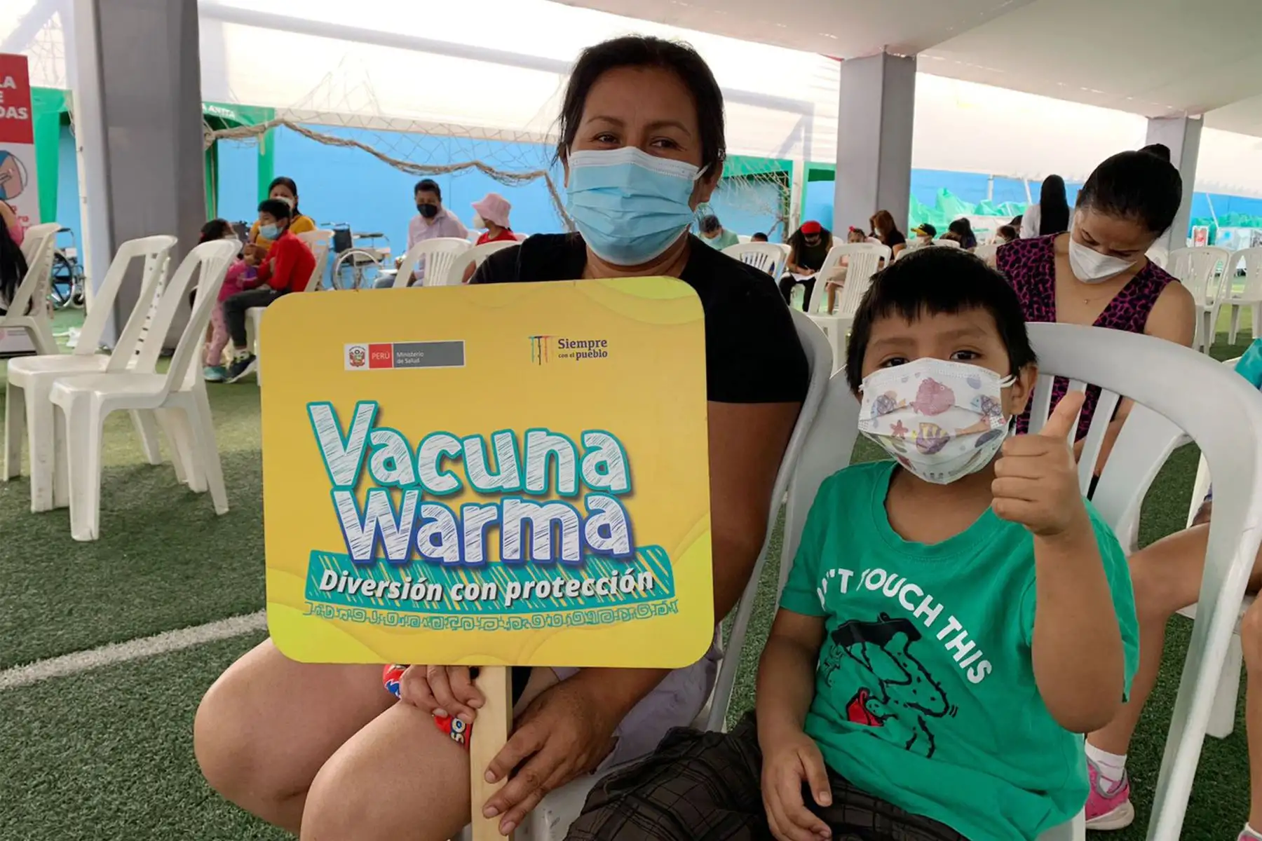 Niñas y niños acuden al Estadio Municipal Chancas de Santa Anita, en conpañía  de sus padres o apoderados, para recibir su primera dosis y protegerse del covid -19.
Foto: Minsa