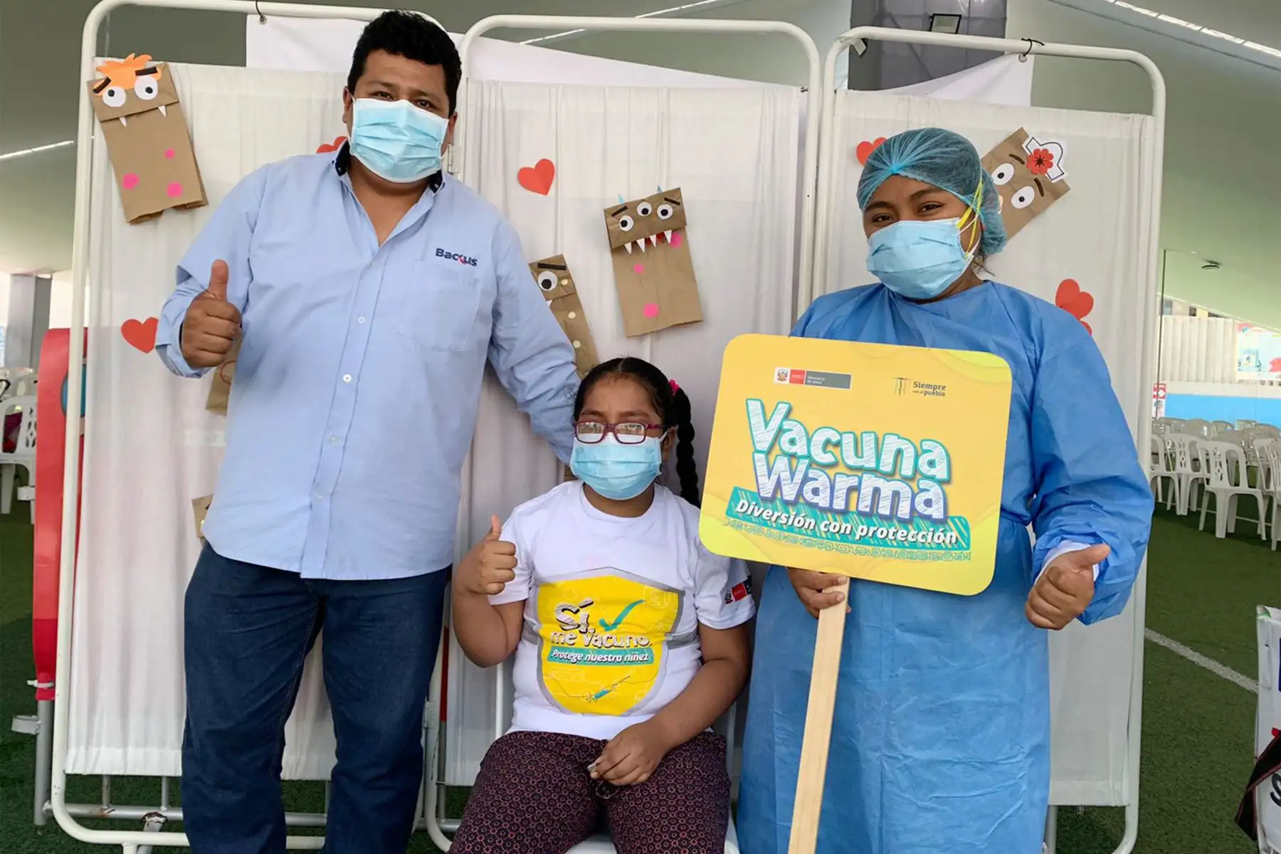Niñas y niños acuden al Estadio Municipal Chancas de Santa Anita, en conpañía  de sus padres o apoderados, para recibir su primera dosis y protegerse del covid -19.
Foto: Minsa