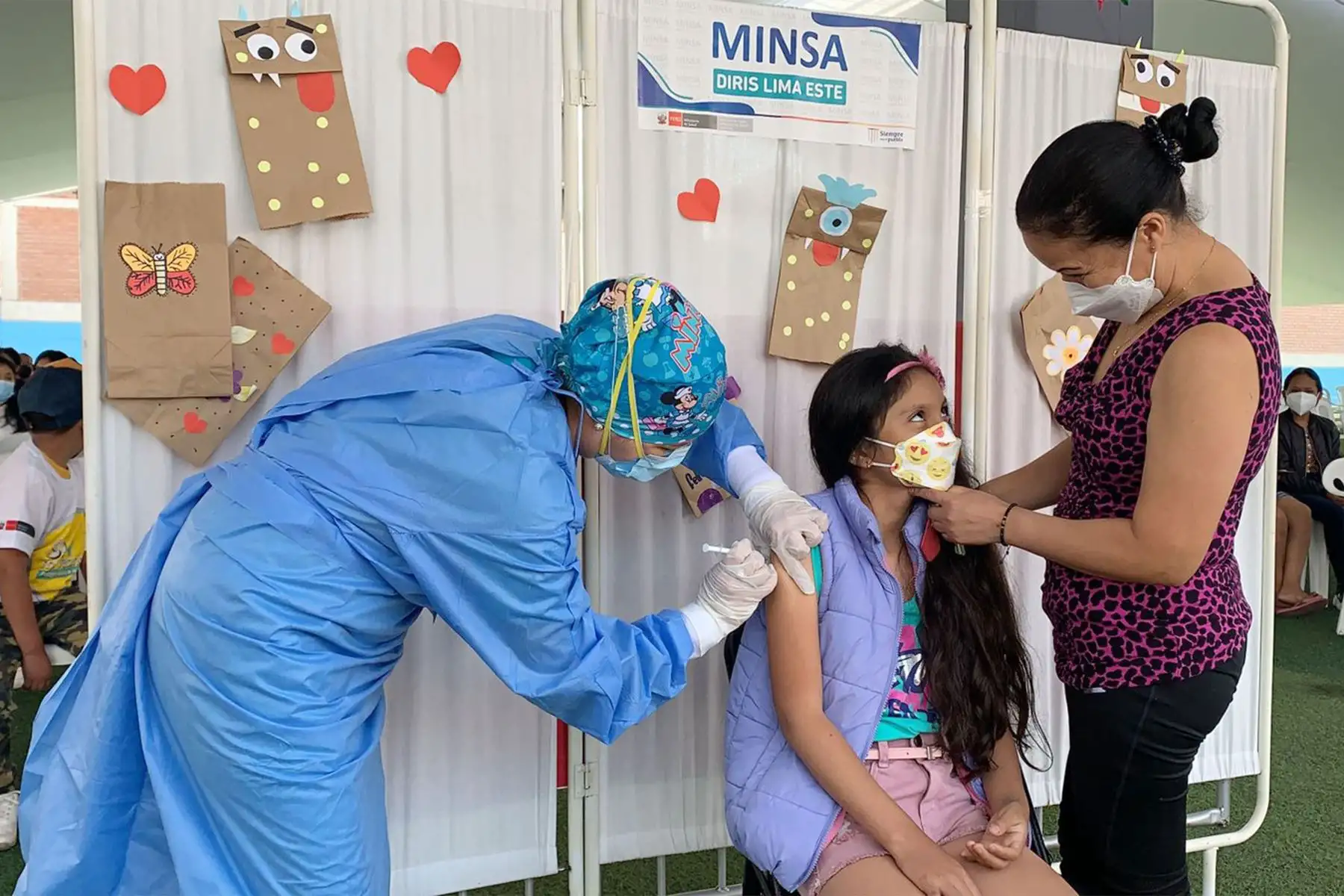 Niñas y niños acuden al Estadio Municipal Chancas de Santa Anita, en conpañía  de sus padres o apoderados, para recibir su primera dosis y protegerse del covid -19.
Foto: Minsa