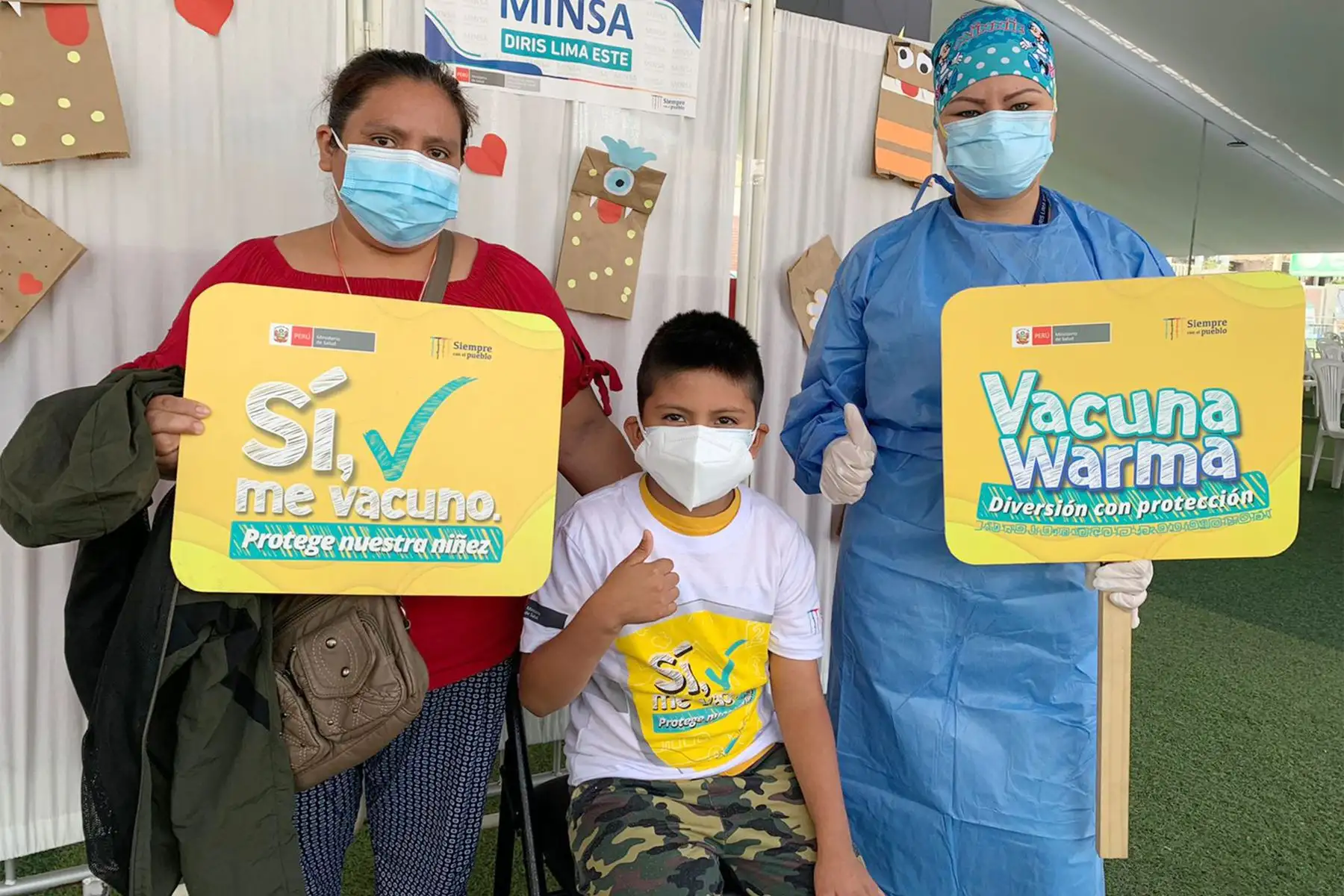 Niñas y niños acuden al Estadio Municipal Chancas de Santa Anita, en conpañía  de sus padres o apoderados, para recibir su primera dosis y protegerse del covid -19.
Foto: Minsa