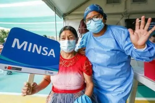 Covid-19: Perú aplica dosis de refuerzo de los laboratorios Pfizer y AstraZeneca. Foto: ANDINA/Difusión.